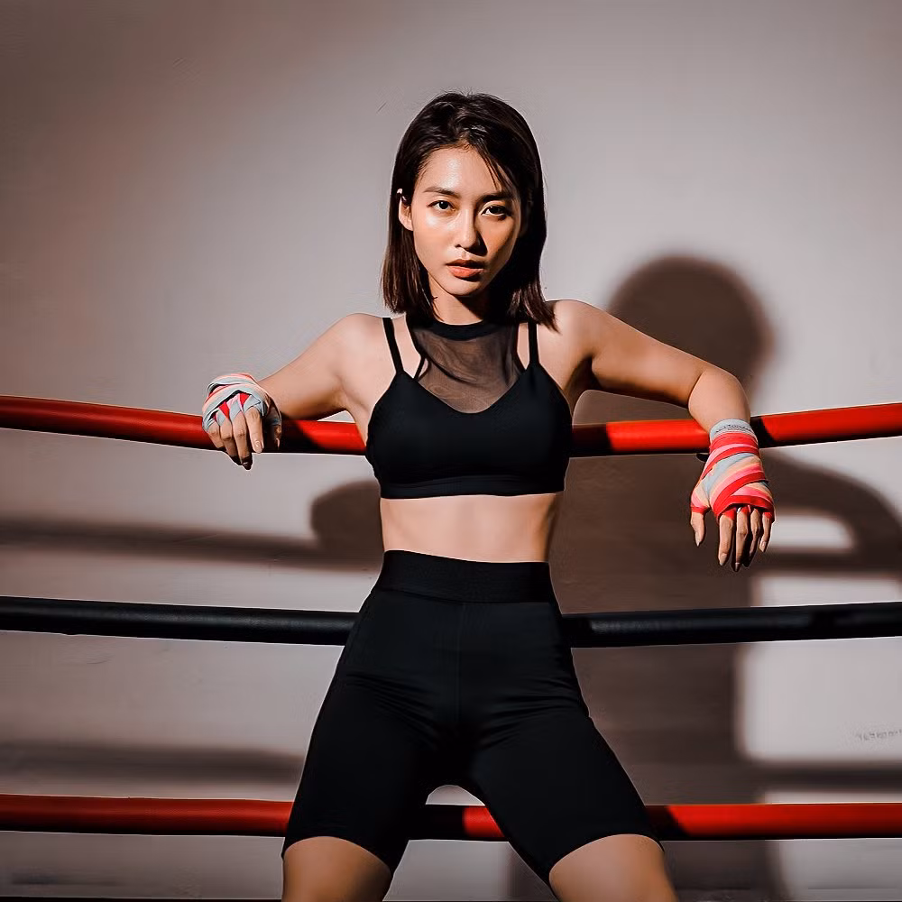 Cũng từ danh xưng hot girl, Khả Ngân dấn thân nhiều hơn trong nghệ thuật, "lọt mắt xanh" của nhiều đạo diễn và bén duyên với diễn xuất.