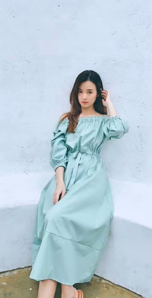 Fanpage Facebook của Midu có hơn 2,3 triệu người theo dõi. Cô từng có nhiều vai diễn ấn tượng trên màn ảnh rộng trong phim "Mẹ chồng", "Thiên mệnh anh hùng", "4 năm, 2 chàng, một tình yêu"...