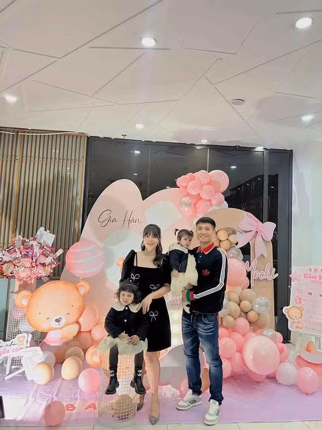 5 năm ở bên nhau, vợ chồng Bùi Tiến Dũng có cuộc hôn nhân hạnh phúc. Lướt trang cá nhân của cả hai, không hiếm những bức ảnh ngọt ngào, những lời yêu thương đong đầy mà họ dành cho nhau.