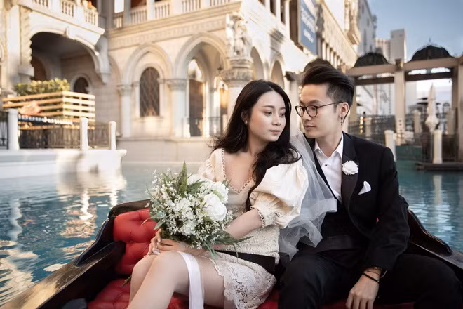 Nguyễn Cẩm Tú (sinh năm 1992) từng thu hút sự quan tâm của dân mạng khi chia sẻ các clip như "Đập hộp tiền tỷ", "Shopping với mẹ ở Las Vegas", "Mua xe Porsche" trên kênh cá nhân.