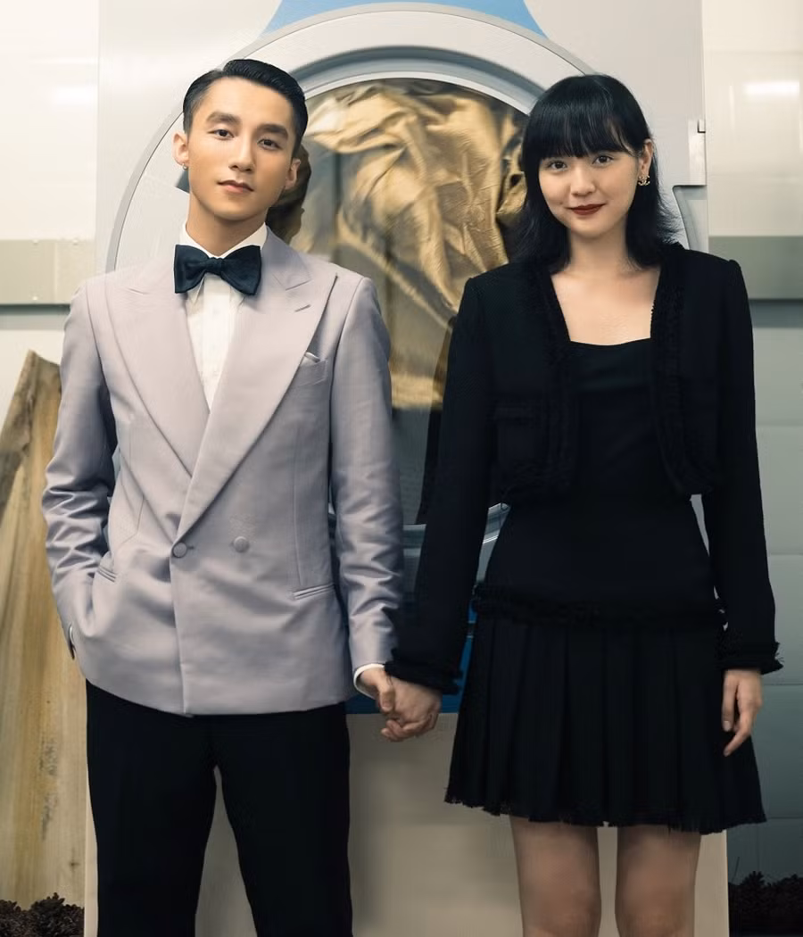 Kèm theo đó là bức ảnh gái xinh nhận được vô số quà, thư từ người hâm mộ gửi tặng. Động thái này của "nàng thơ" công ty Sơn Tùng M-TP làm chủ tịch lập tức gây chú ý lớn.