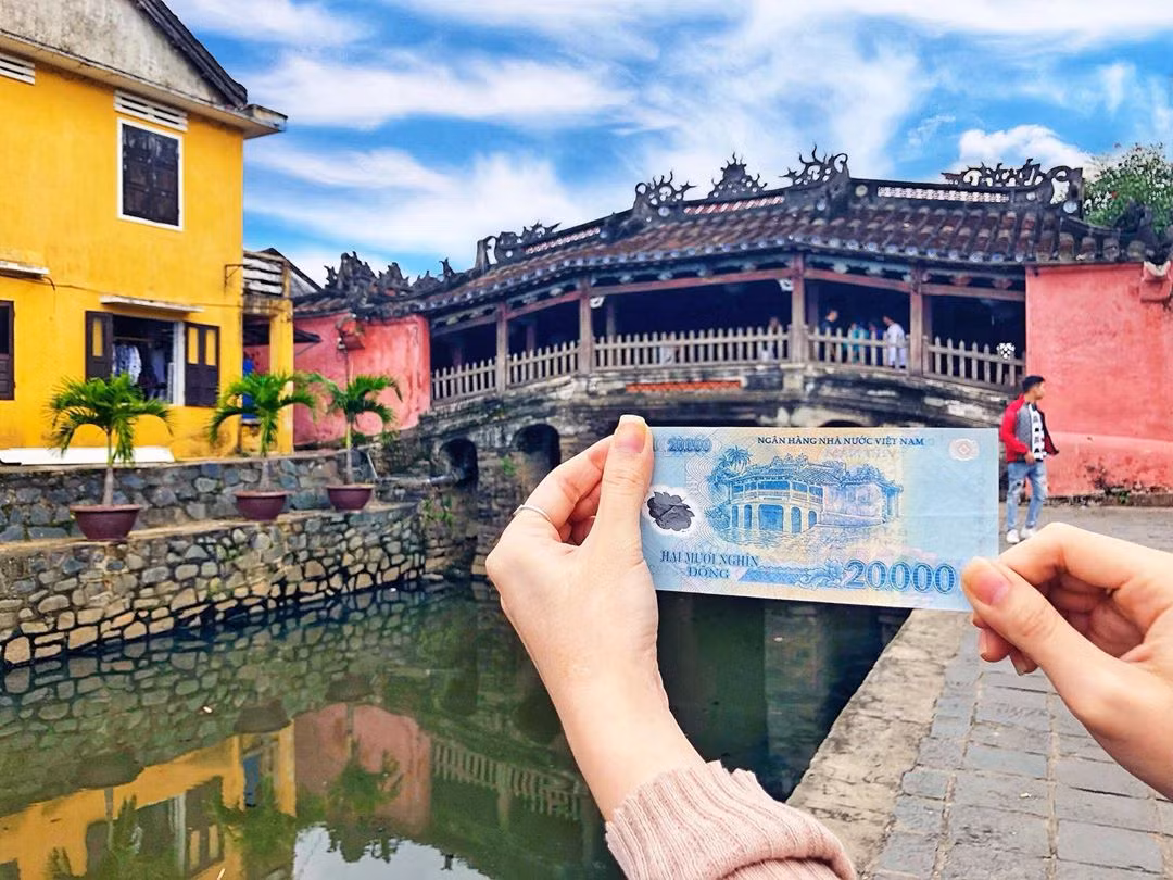 Ngoài ra, nơi đây còn có tên gọi khác là Cầu Nhật Bản hay Lai Viễn Kiều. Sở dĩ có tên gọi như vậy là do chùa Cầu có kiến trúc mang đậm phong cách Nhật Bản. Bên cạnh đó năm 1719, chúa Nguyễn Phúc Chu đến thăm Hội An và đặt tên cho cầu là Lai Viễn Kiều, mang nghĩa là “Cầu đón khách phương xa”.