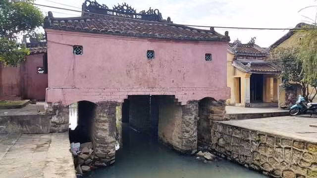 Bên trong Chùa Cầu nhìn ra sông Hoài. Chị Cẩm Nhung (đến từ Hà Nội) cho hay đã nhiều lần đến Hội An, lần nào cũng phải chạm tay vào di tích chùa Cầu. Tuy nhiên lần này chị bất ngờ khi thấy di tích bị "băng bó". “Mấy đợt trước mình hay đứng ở trong khu vực chùa Cầu phóng tầm mắt ra phía sông Hoài, cảm giác rất thích. Rất tiếc là hôm nay mình không được ngắm nhìn Chùa Cầu một cách trọn vẹn” – chị Nhung chia sẻ.
