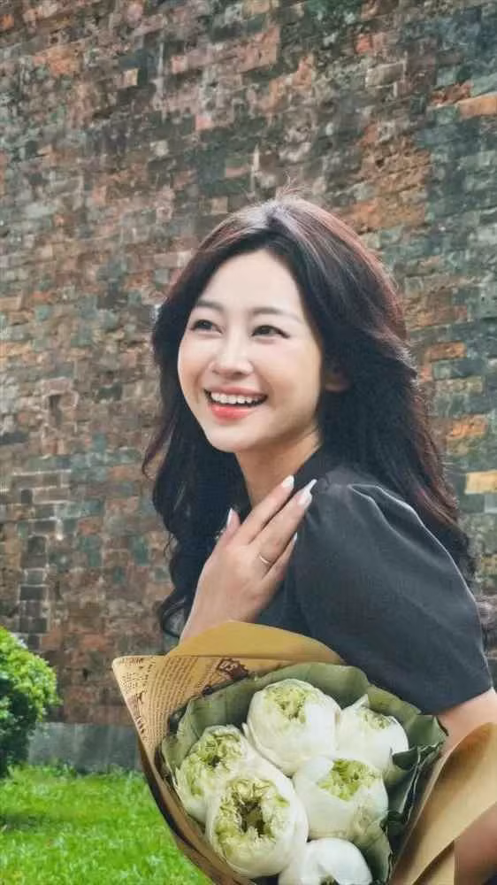 "Với mình, đây là khoảng thời gian yêu thích và mong chờ nhất trong năm, bởi mùa thu Hà Nội thật sự rất đẹp. Các bạn followers của mình cũng vậy, khá bạn nhiều hỏi mình về cách chụp mùa thu nên mình đã lên ý tưởng chia sẻ một vài tips với mong muốn rằng các bạn ấy có thể lưu giữ những khoảnh khắc đẹp của bản thân cùng mùa thu", Phương Anh nói.