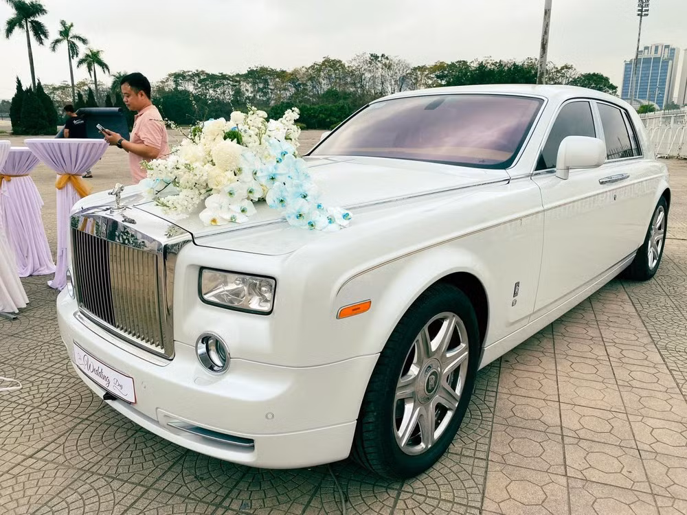 Nhìn qua cũng có thể thấy, giá trị của dàn xe khiến cho bất kỳ ai biết được cũng phải choáng ngợp. Gần như toàn bộ các hãng xe đình đám đều hội tụ tại đây: Rolls-Royce Cullinan, LX570 và Range Rover SVAutobiography,...