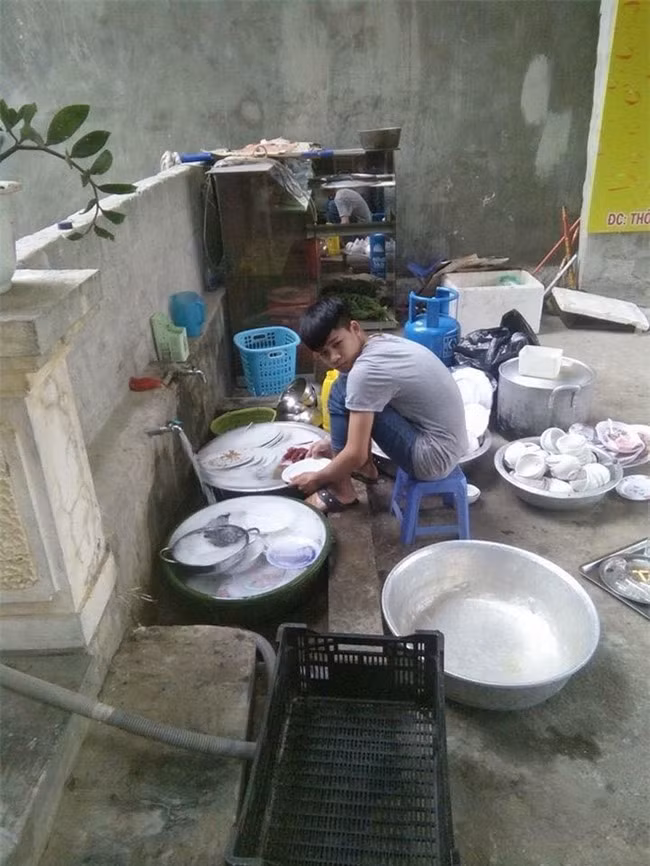 Dù chưa biết rõ thực hư bức ảnh là thật hay chỉ đang "diễn" nhưng một chàng trai nếu làm được như những gì đã nói ở trên thực sự là hình mẫu đàn ông đáng mơ ước của hội chị em.