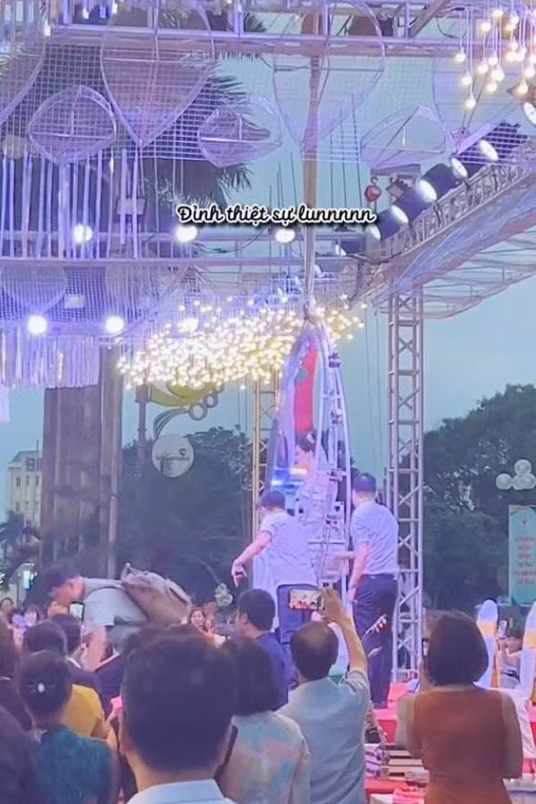 Đám cưới là một trong những dịp quan trọng trong đời người nên ai cũng muốn ngày vui của mình được diễn ra trọn vẹn, tuyệt vời nhất. Nhiều cặp đôi đã lựa chọn những phong cách tổ chức tiệc cưới độc, lạ để ghi lại kỷ niệm này.