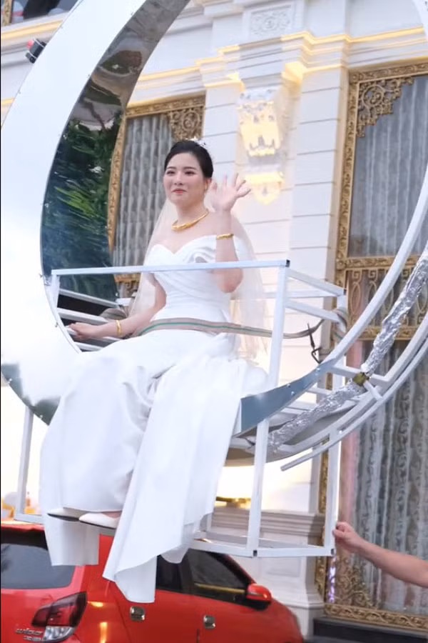 Được biết, trước đó kênh TikTok Q.N.N.Đ. đã quay lại buổi lễ rước dâu đặc biệt khi cặp đôi thuê hẳn cần cẩu để đưa cô dâu lên cao hàng chục mét.
