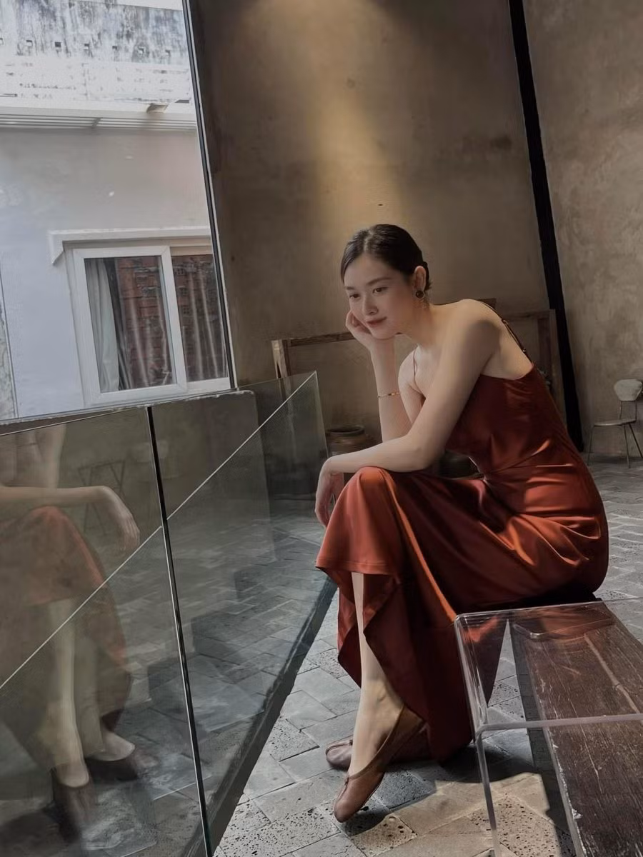 Bên cạnh việc giảm cân sau sinh, Tường San còn tìm hiểu thêm những sản phẩm chăm sóc cơ thể. Nàng tiểu thư RMIT cho hay, phụ nữ trong quá trình mang thai, nếu lên cân quá nhiều và nhanh sẽ khiến da bụng bị rạn. Trong khi đó, sau sinh vì thức khuya chăm sóc em bé nên da sạm màu, thiếu sức sống...