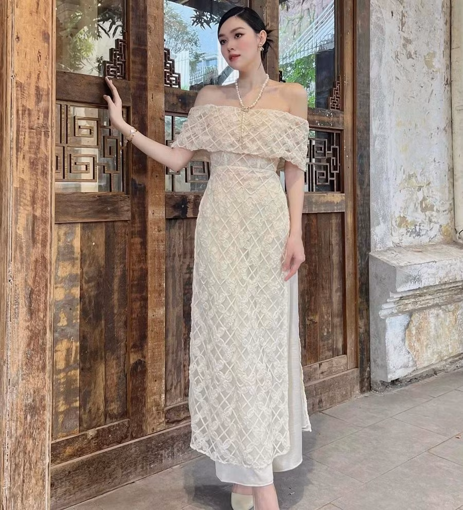 Tường San nhanh chóng lấy lại vóc dáng chuẩn hậu sau sinh và xuất hiện trước công chúng ở những sự kiện về sắc đẹp. Được biết, cô đã giảm được 20kg sau sinh để có thân hình thon gọn, nuột nà như hiện tại.