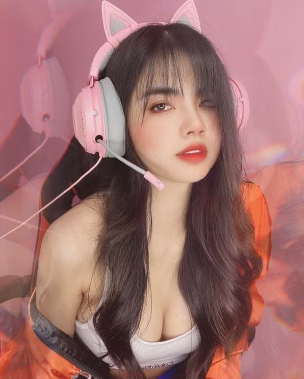 Với thân hình bốc lửa và nhan sắc hút hồn của mình, nữ streamer Mai Dora thu hút mọi ánh nhìn của người hâm mộ bất kể khi lên sóng trực tiếp hay trên mạng xã hội.
