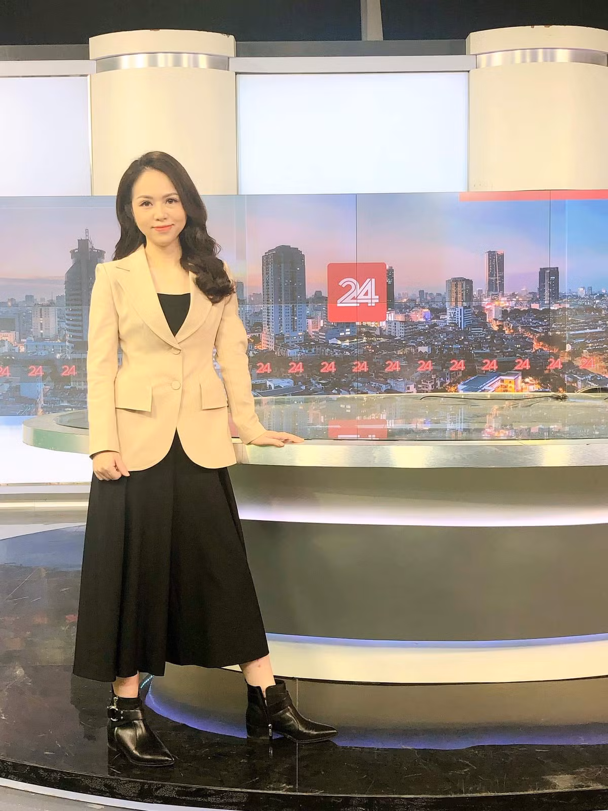 Với lối dẫn sắc sảo, lời lẽ đậm chất "đá xoáy" khi đề cập đến vấn đề, BTV VTV Thư Hiền nhanh chóng được cộng đồng mạng đặt cho biệt danh "chị cà khịa" của Đài truyền hình Quốc gia.