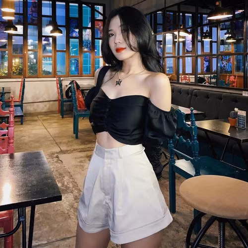 Chù Disturbia có vẻ ngoài nhí nhảnh, đáng yêu. Nhưng ít ai biết rằng, trước khi sở hữu những đường cong nóng bỏng, hút mắt cô bạn từng bị bạn bè chọc là "nấm lùn".