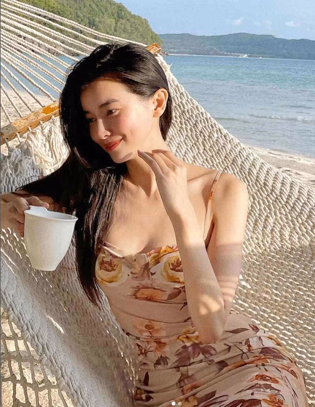 Từ chất liệu đến màu sắc đều nhã nhặn, nhẹ nhàng, phù hợp cho nữ diễn viên khi đi biển và chụp lên ảnh.