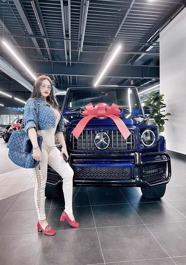 Những siêu xe bạc tỷ, đồ hiệu xa hoa khiến Huyền Trang được ví như bản nữ Cường Đô la, nhưng rõ ràng Trang là chính Trang – một người đẹp tự mình gây dựng sự nghiệp nơi đất khách quê người.