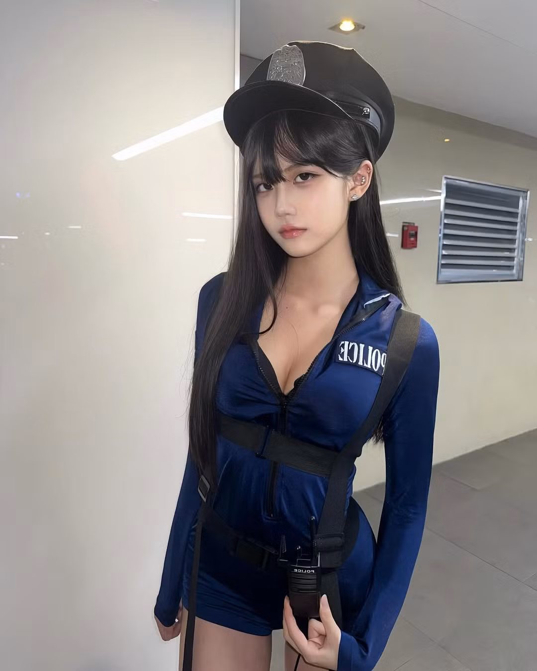 Theo đó, cũng đu trend diện trang phục bó sát, Y còn tự tin tạo dáng hớ hênh.