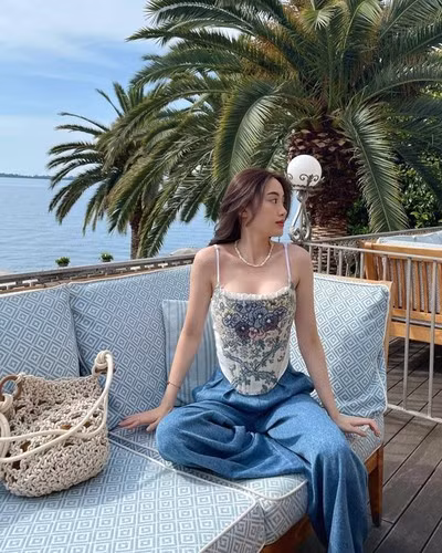 Nhan sắc xinh đẹp khiến Chichi càng thêm nổi bật. Khi xuống phố, cô nàng chủ yếu chọn thời trang thoải mái, năng động.