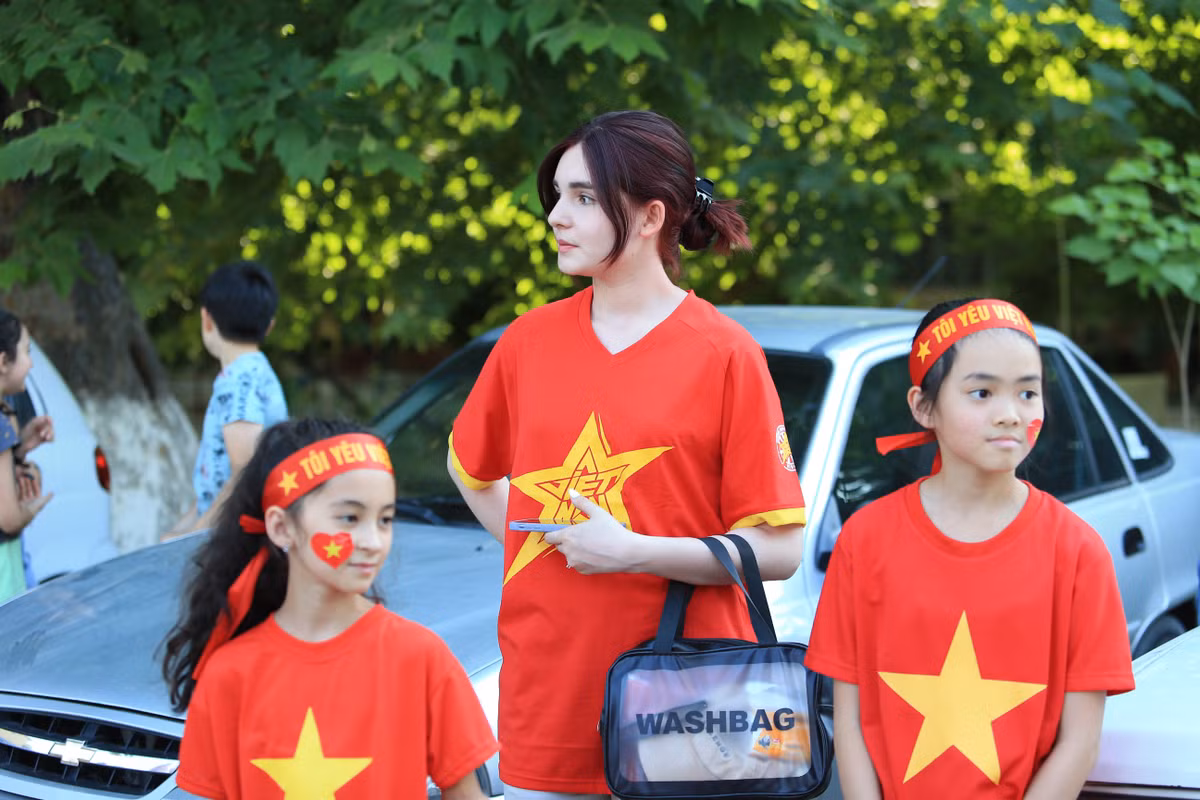 Ngay sau khi được lên sóng, netizen đã lao vào cuộc tin thông tin liên quan đến gái xinh trên. Cũng không mất quá nhiều thời gian, danh tính của cô nàng đã được tìm ra đó là Nina hay có tên tiếng Việt là Nguyễn Ngọc Hằng (SN 2005).