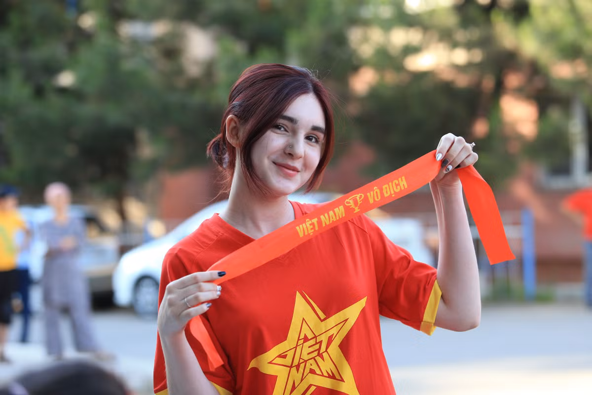 Trước trận đấu cuối của U23 Việt Nam tại vòng bảng VCK U23 châu Á, trên mạng xã hội những bức ảnh của gái xinh với gương mặt chuẩn Tây khoác lên mình màu áo cờ đỏ sao vàng được netizen truyền tay nhau.