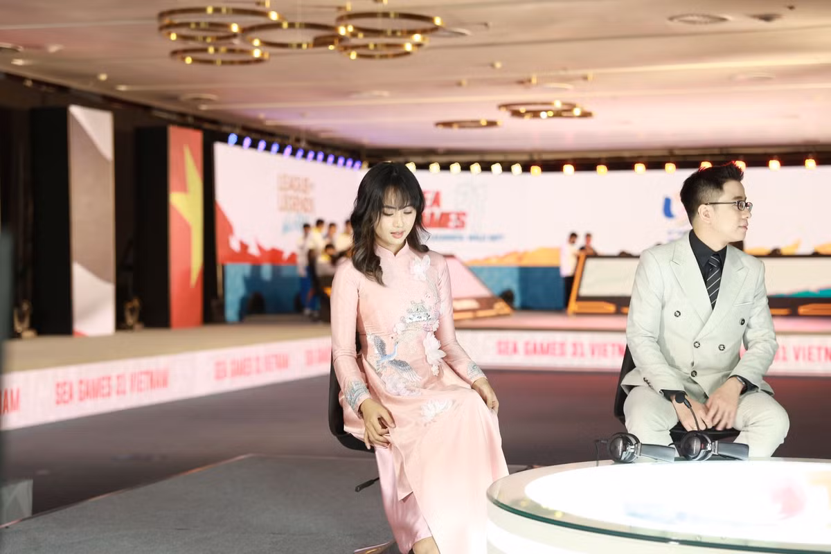 Đặc biệt trong ngày mở màn của thể thao điện tử tại SEA Games 31, Minh Nghi đã diện chiếc áo dài màu hồng – một trong những biểu tượng văn hóa của Việt Nam.