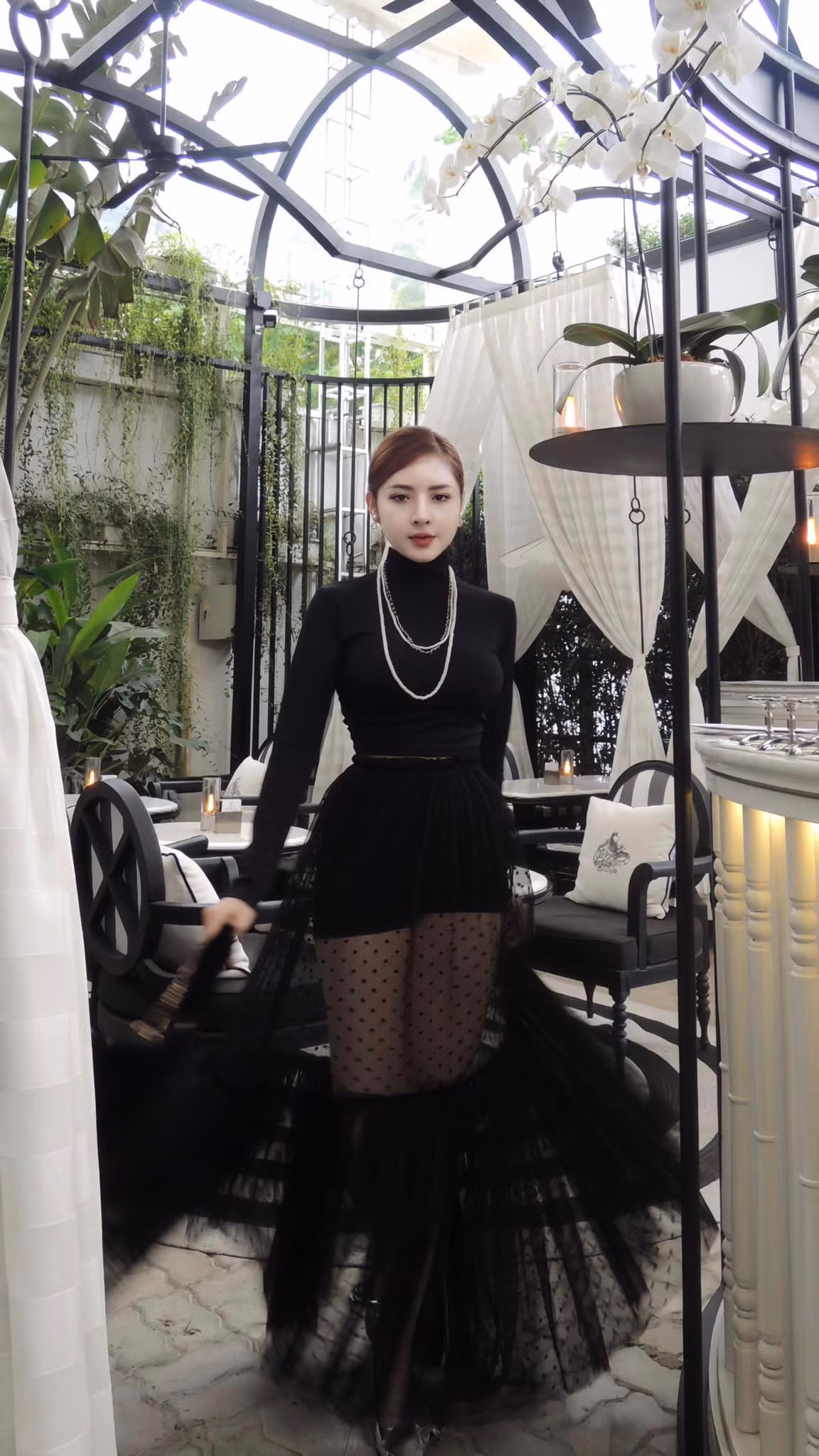 Có một thời gian, Quế Chi cũng hạn chế chia sẻ, cập nhật hình ảnh lên mạng xã hội. Ngoài ra, cô có cơ hội để phát triển nghề tay trái như đại diện hình ảnh, quảng cáo cho một số nhãn hàng về thẩm mỹ hay lấn sân vào lĩnh vực ca hát, tham gia một số show diễn nhỏ và đi học thanh nhạc để bản thân hoàn thiện hơn.