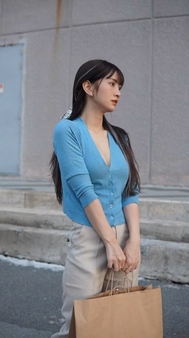 Lê Bống theo đuổi hình ảnh trẻ trung, quyến rũ với nhiều công thức lên đồ mãn nhãn. Những trang phục ôm dáng, tôn đường cong được cô thường xuyên lựa chọn ở đời thường.