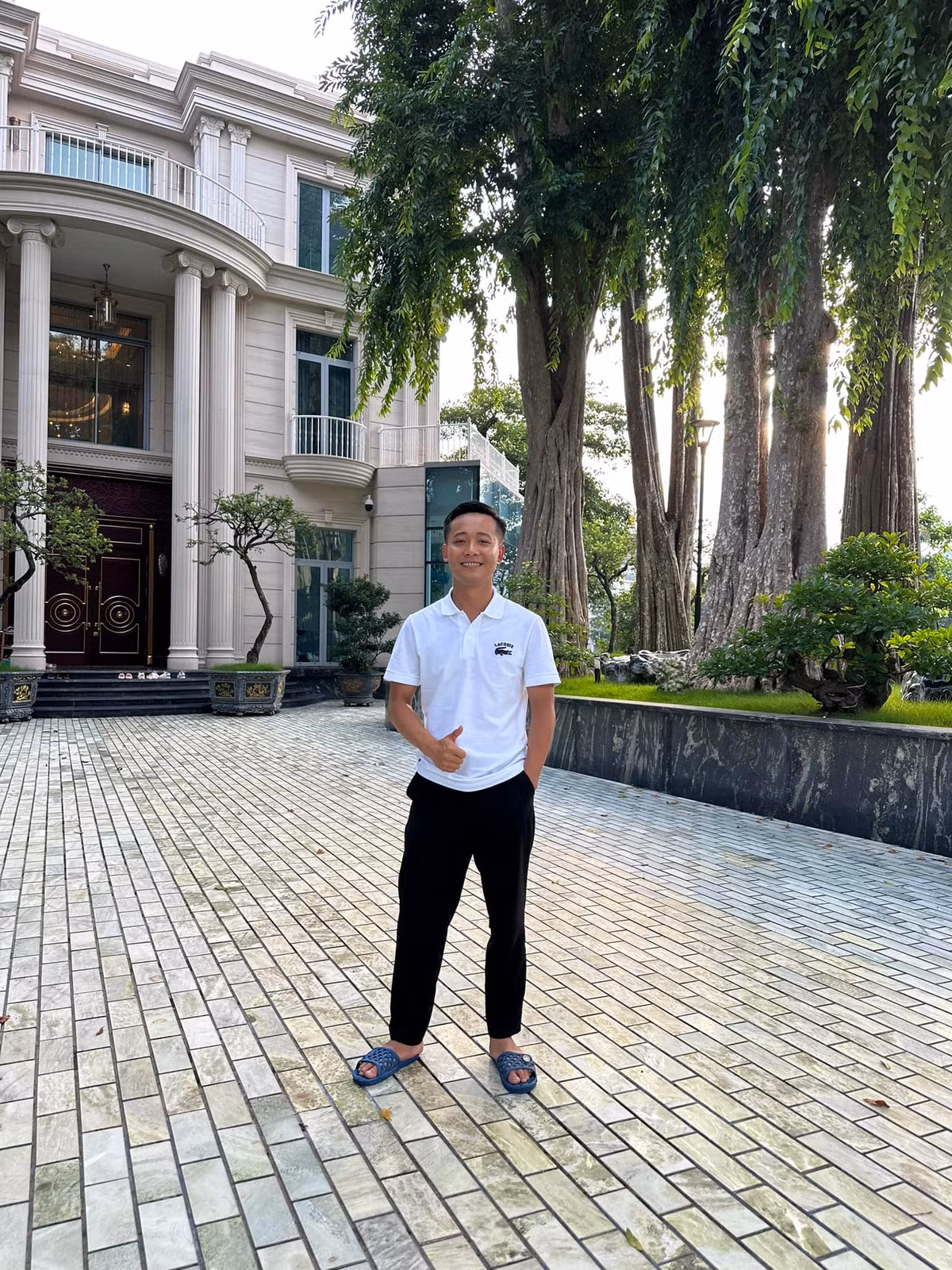 Mới đây, Quang Linh Vlogs đăng lên trang cá nhân thông báo đi xem biệt thự và quyết định chốt một căn. Nhìn phái sau có thể thấy đây là khu biệt thự liền kề, an ninh chặt chẽ và không gian xanh mát, hiện đại.