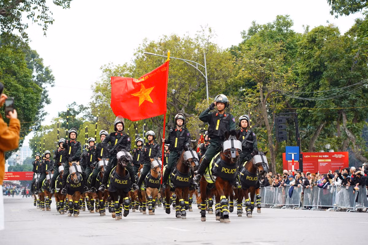 Chương trình lần này có sự tham gia của rất nhiều đơn vị với nhiều nội dung đặc sắc như triển lãm số về truyền thống CAND, các hoạt động trải nghiệm, biểu diễn mô tô dẫn đoàn, mô tô hộ tống nhạc kèn, cảnh khuyển, kỵ binh, các tình huống tấn công tội phạm, trải nghiệm các tình huống trong tham gia giao thông, phòng cháy chữa cháy và cứu nạn cứu hộ, tuyên truyền, cảnh báo các thủ đoạn của tội phạm trong không gian mạng.