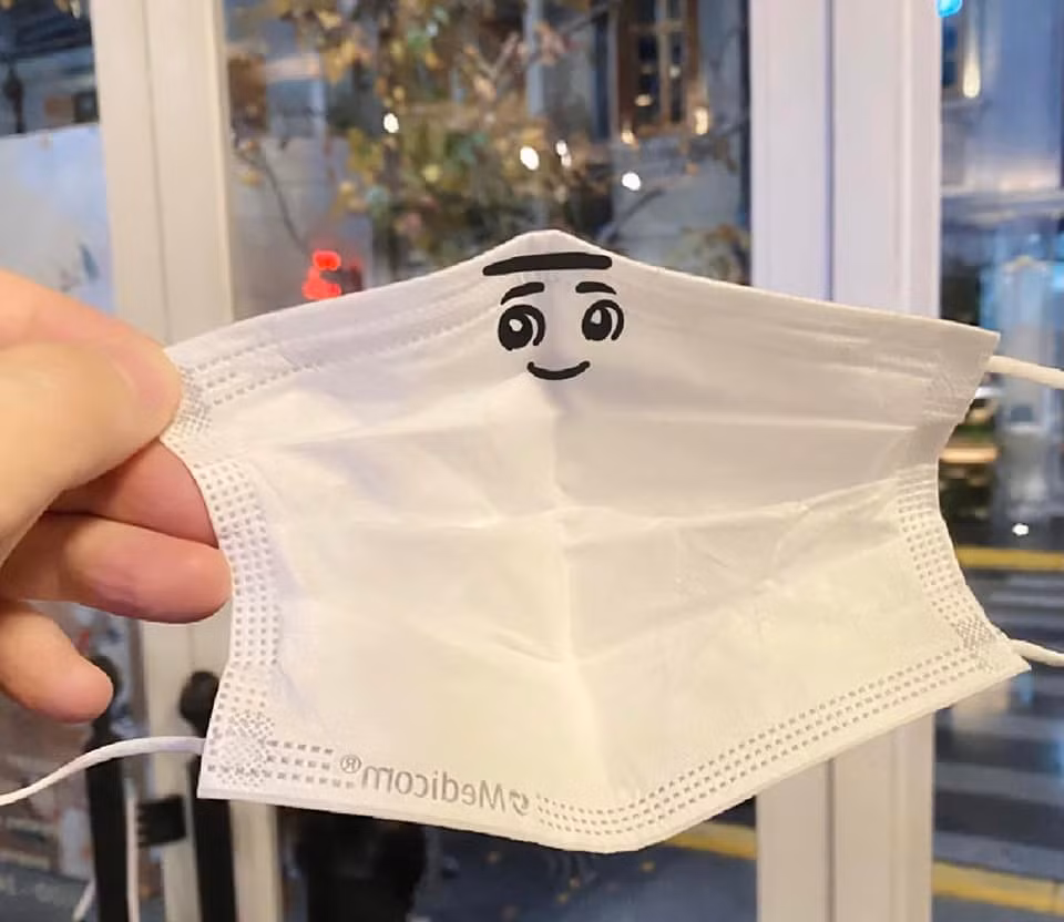 Nhà thiết kế và chiến lược thương hiệu Amani Qaddoumi, người sáng lập thương hiệu alb khi nói về linh vật World Cup 2022 đã cho biết: “Ấn tượng đầu tiên của tôi về linh vật này là sự thân thiện. Linh vật mang yếu tố Ả Rập sẽ rất có lợi không chỉ cho du lịch mà còn là về giao lưu văn hoá. Tuy nhiên La'eeb vẫn có phần trông khá giống hồn ma Casper".