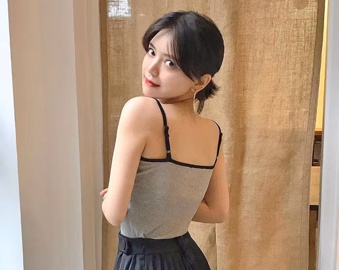 Võ Xuân Châu Thư được biết đến trên mạng với biệt danh “hot girl tóc tém”. Cô bạn này theo học chuyên ngành Kinh doanh quốc tế, ĐH Hoa Sen, TP.HCM.