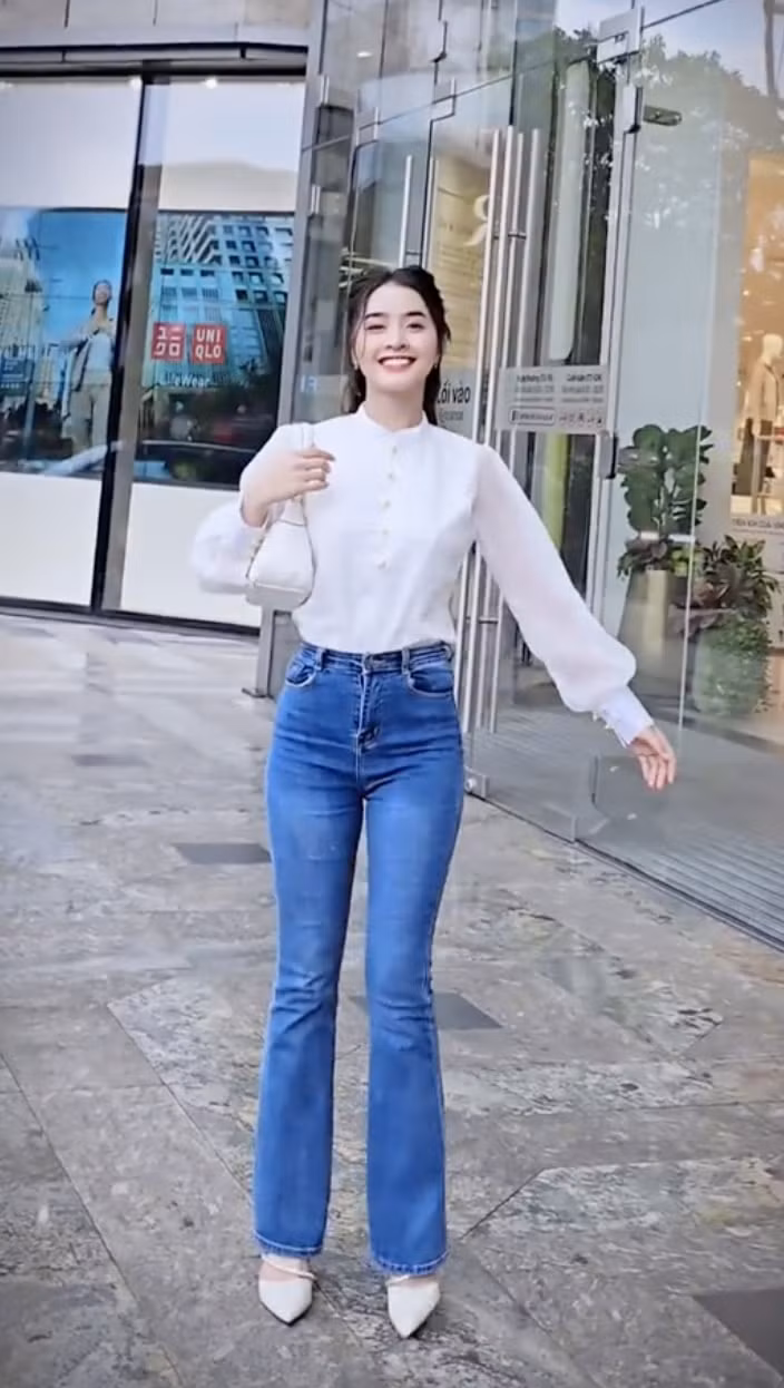 Ở tuổi 20, Yona Cươn chững chạc thấy rõ, gu ăn mặc cũng trưởng thành và quyến rũ hơn. “Sơn nữ Bana” thường xuyên diện những bộ váy ôm body, khoe vóc dáng nuột nà của mình.
