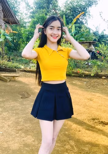 Netizen cho rằng Yona hiện tại không còn hình tượng “hot girl dân tộc” trong sáng như ngày nào. Không những vậy, cô nàng ngày càng ăn mặc trưng diện và trau chuốt.