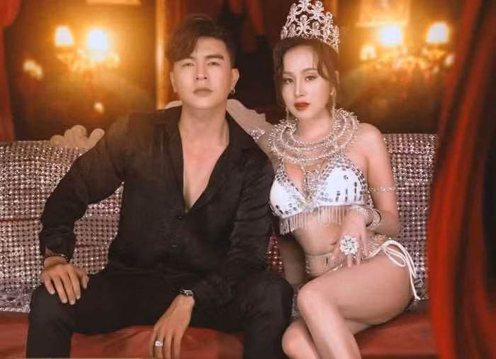 Không chỉ gây xôn xao trên mạng xã hội, mới đây bà Tưng còn khiến netizen thích thú với hình ảnh mới lạ trên màn ảnh khi đảm nhận vai nữ chính trong MV ca nhạc Tiktok Rollie của nhóm nhạc trẻ Urban Fu$e.