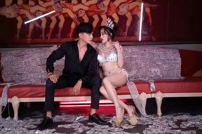 Xuất hiện trong MV, bà Tưng vẫn nóng bỏng như chính cái biệt danh của mình ngày nào.