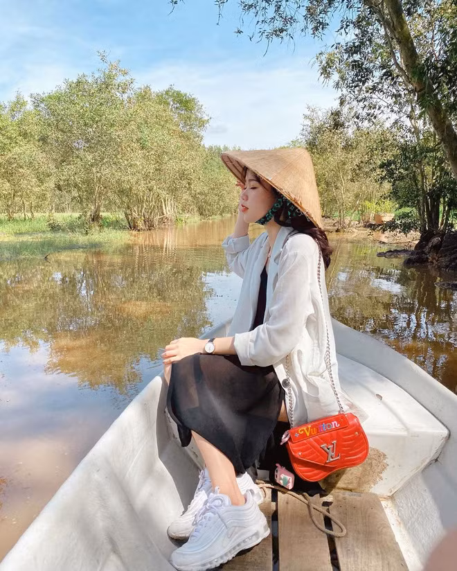 Mới đây, CĐM bắt đầu soi tới cuộc sống của bạn gái mới Quang Hải và phát hiện ra rằng cô nàng này là 1 rich kid chứ không hề đơn giản.