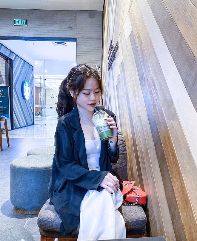 Huỳnh Anh có gia thế không phải dạng vừa khi có mẹ là doanh nhân trong lĩnh vực kinh doanh khách sạn, còn bố cô thì công tác nhiều năm ở Singapore.