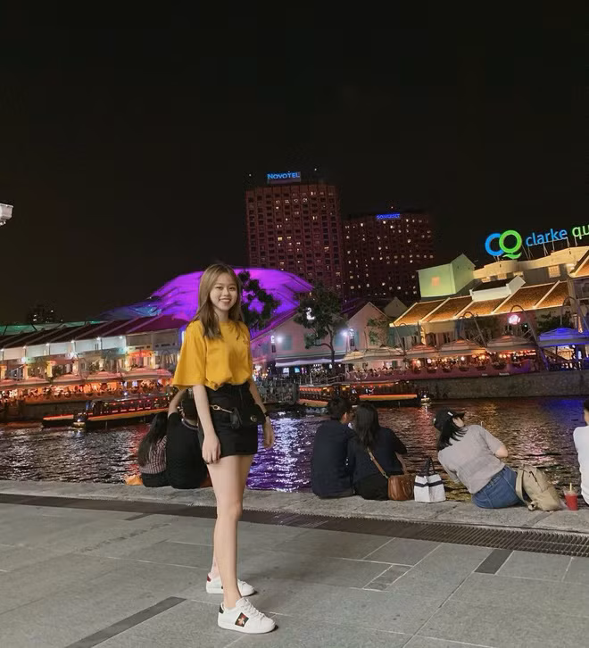 Chưa hết, Huỳnh Anh còn có những đôi giày hàng hiệu mà bất kể sneakerhead nào cũng mê mẩn.