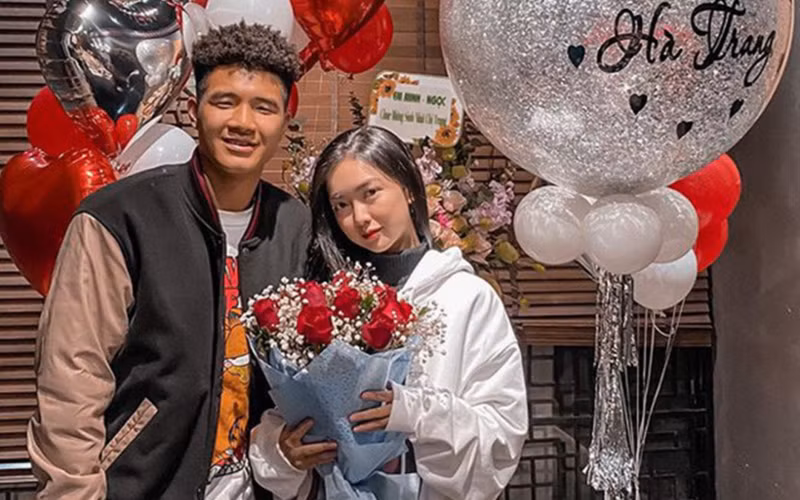 Tuy nhiên, khả năng Tiến Linh dự lễ cưới Đức Chinh và Hà Trang không cao bởi anh lúc ấy đang cùng U23 Việt Nam thi đấu vòng bảng môn bóng đá nam SEA Games 31 tại Phú Thọ.