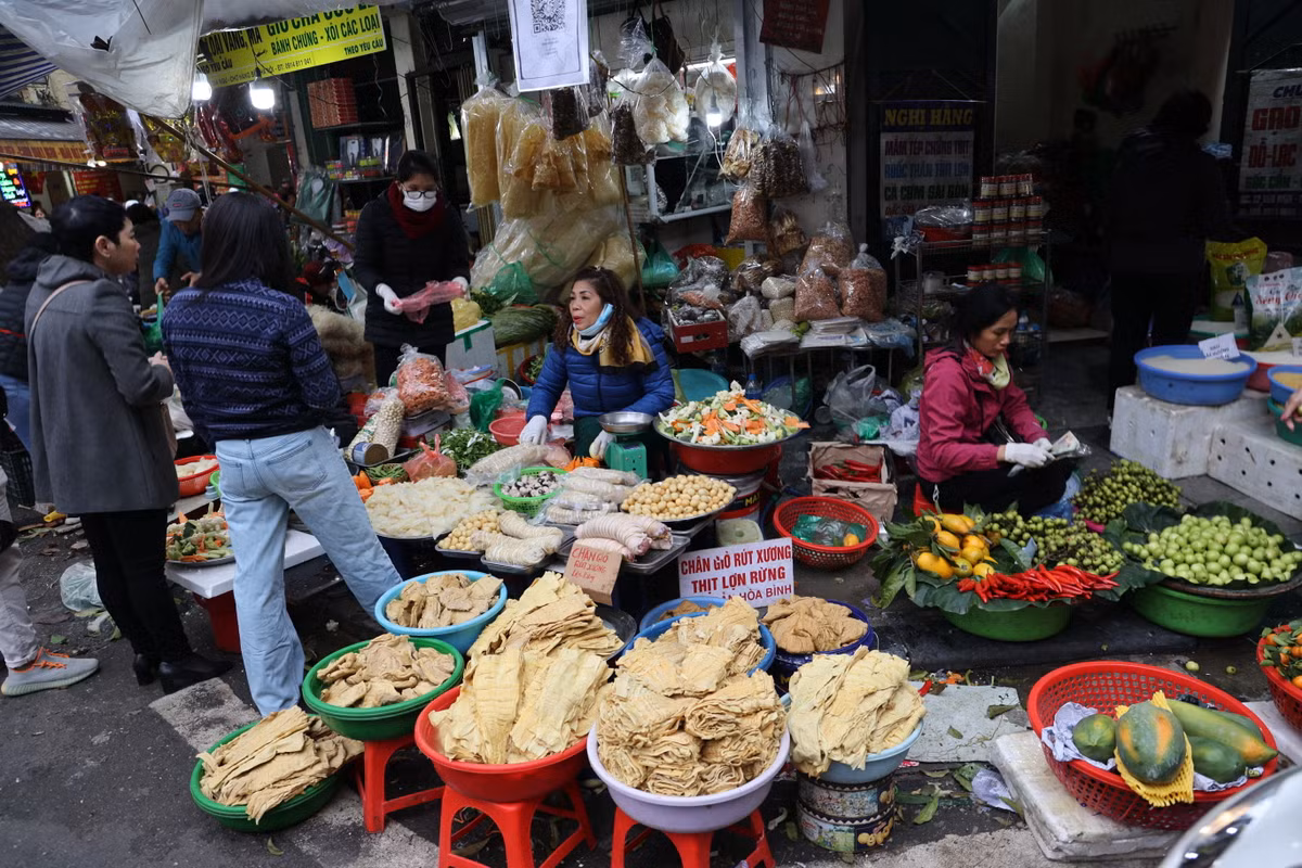 Ngoài những mặt hàng chế biến sẵn, chợ Hàng Bè còn có đa dạng các loại gia vị để chế biến món ăn.