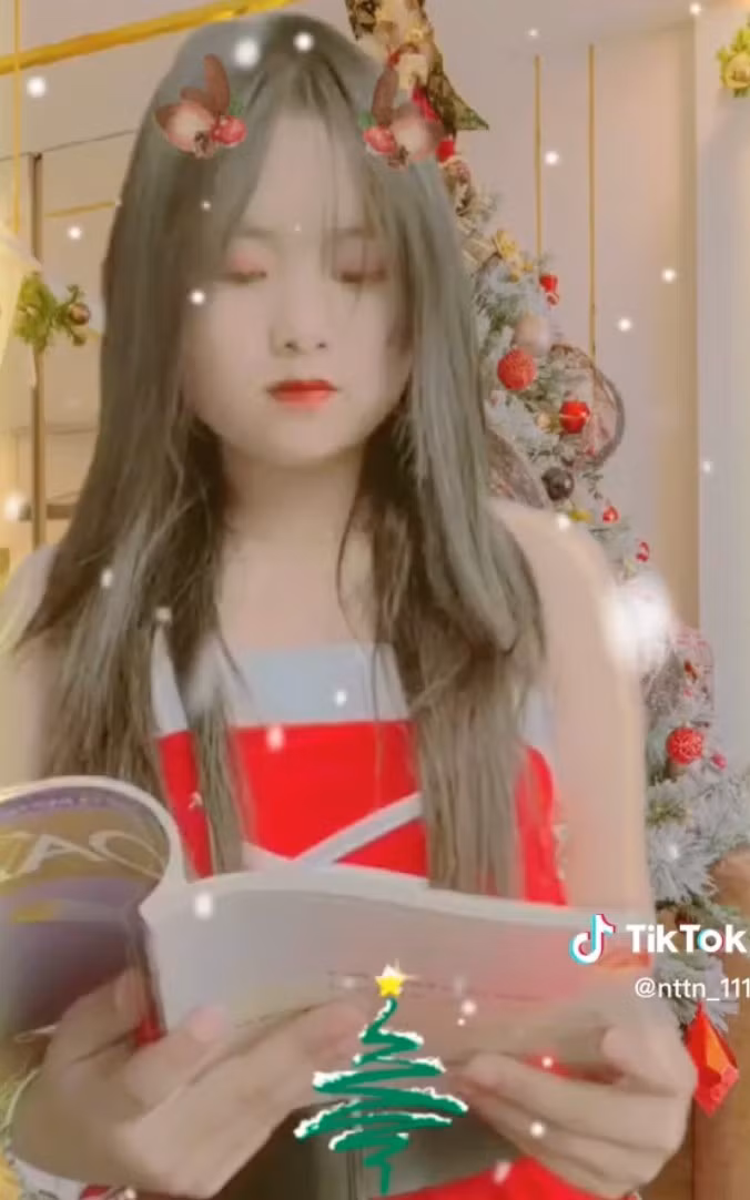 Ở clip mới nhất, cô bé dân tộc cũng không xuất hiện chung với những người hỗ trợ mình, tự tin nhảy nhót, khoe clip biến hoá.