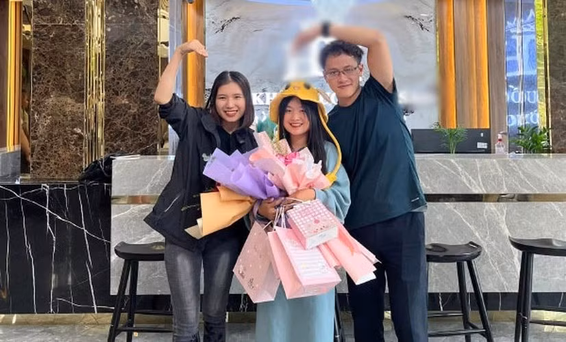Kể cả khi xuất hiện trong livestream của đồng nghiệp cũ hay đi dự tiệc sinh nhật Dua cũng phải đeo mặt nạ, không nói chuyện, giao lưu với người xem.
