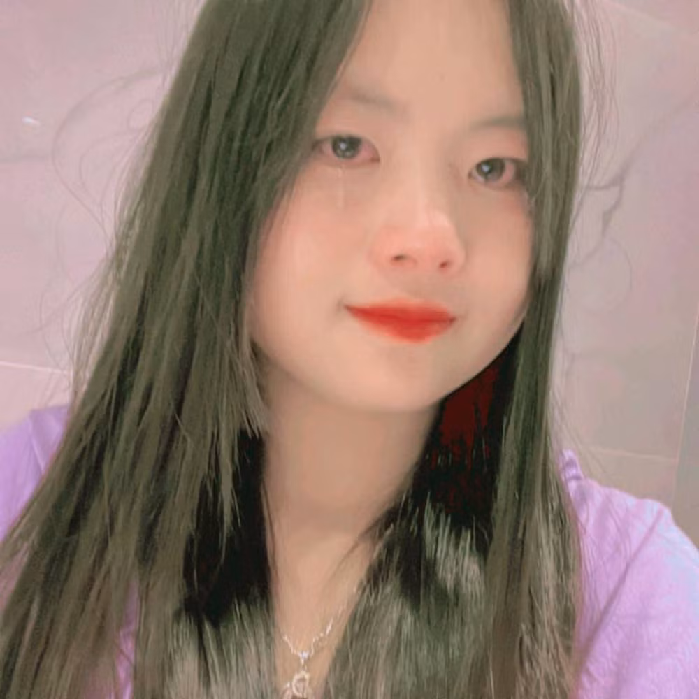Trang phục được Mua Thị Dua diện lần này là một bộ váy mang phong cách Giáng sinh.