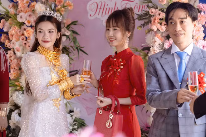Trong tháng 10, cộng đồng mạng chia sẻ clip đám cưới của một cặp đôi ở Trà Vinh. Cùng với màn trao vàng cưới ấn tượng, dân mạng dành nhiều sự chú ý cho mẹ chú rể, người được khen trẻ trung, xinh đẹp như cô dâu.