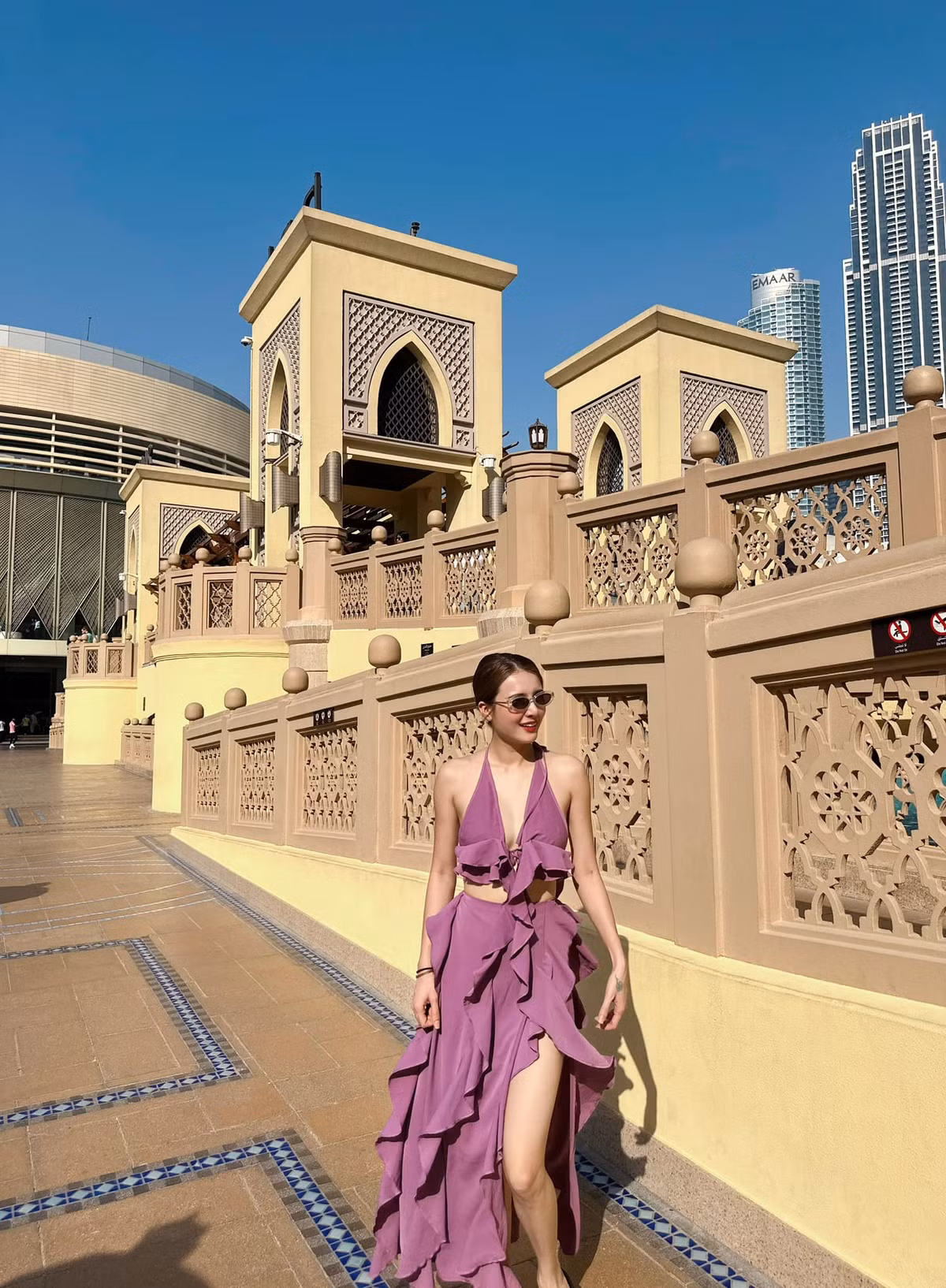 Dù không hoạt động trong giới showbiz, Lê Khánh Chi vẫn nhận được sự săn đón nồng nhiệt từ phía đông đảo khán giả.