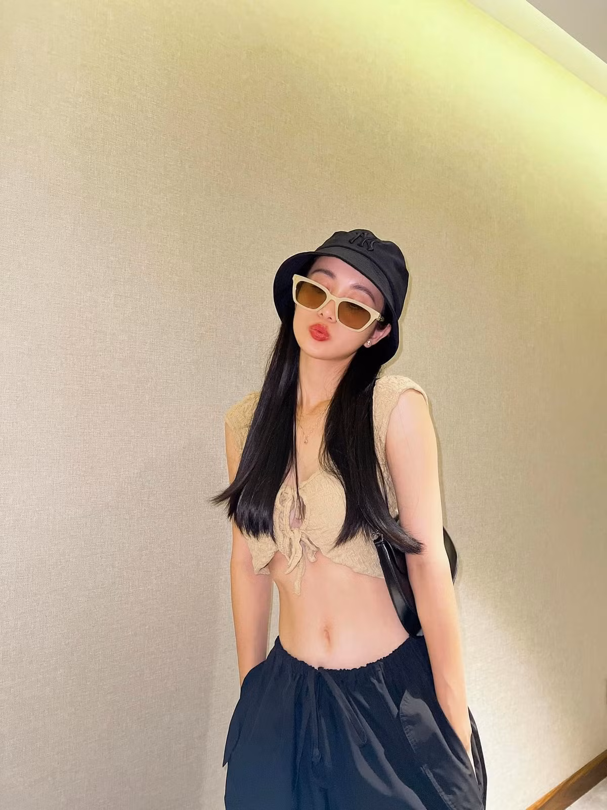 Vốn nổi tiếng với hình tượng "hot girl trà sữa" ngọt ngào nhưng thời gian gần đây Jun Vũ vô cùng táo bạo trong cách ăn mặc.