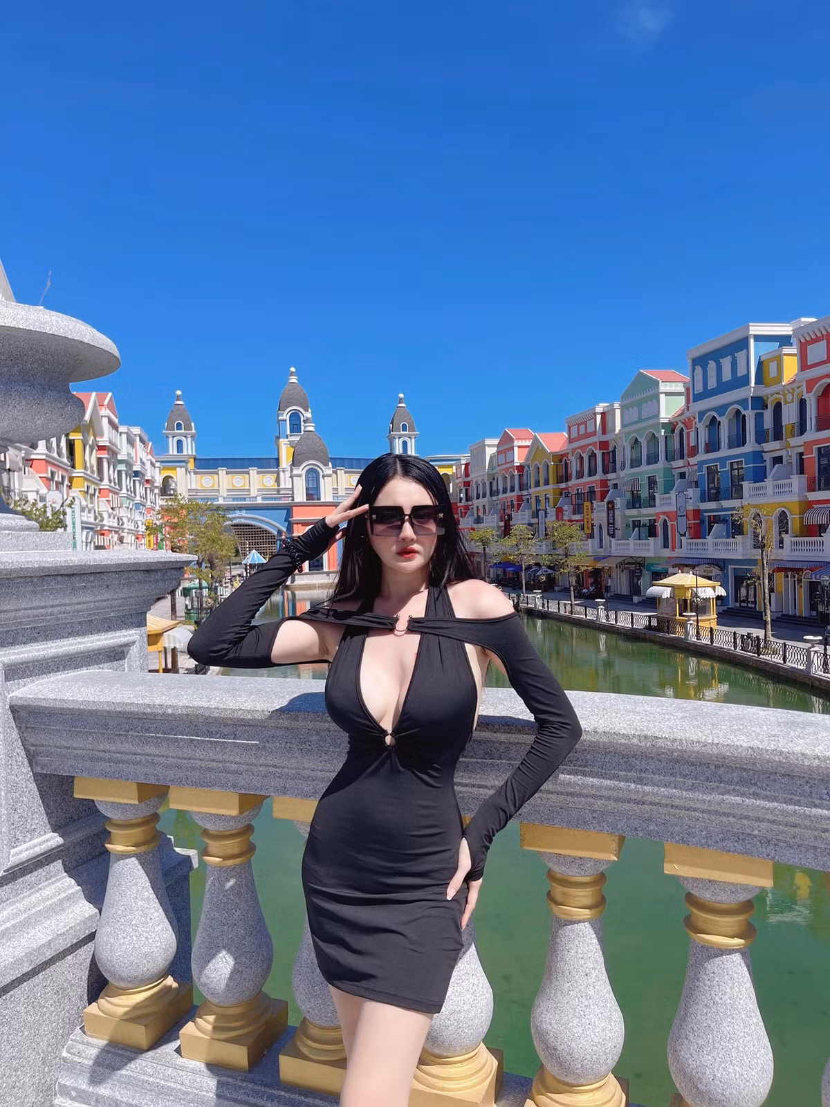 Hot girl sinh năm 1997 trước đó từng không ít lần bị nhận xét mặc thiếu tinh tế khi chỉ tập trung vào yếu tố khoe da hở thịt ở trang phục.