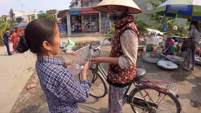 Trên nhiều diễn đàn đăng tải lại clip làm gel rửa tay khô của Bà Tân Vlog, nickname P.H.M bình luận: "Hành động của người phụ nữ này là đáng khen nhưng việc có đúng tỷ lệ như khuyến cáo hay không lại hoàn toàn khác. Nhưng hy vọng là không sao?".