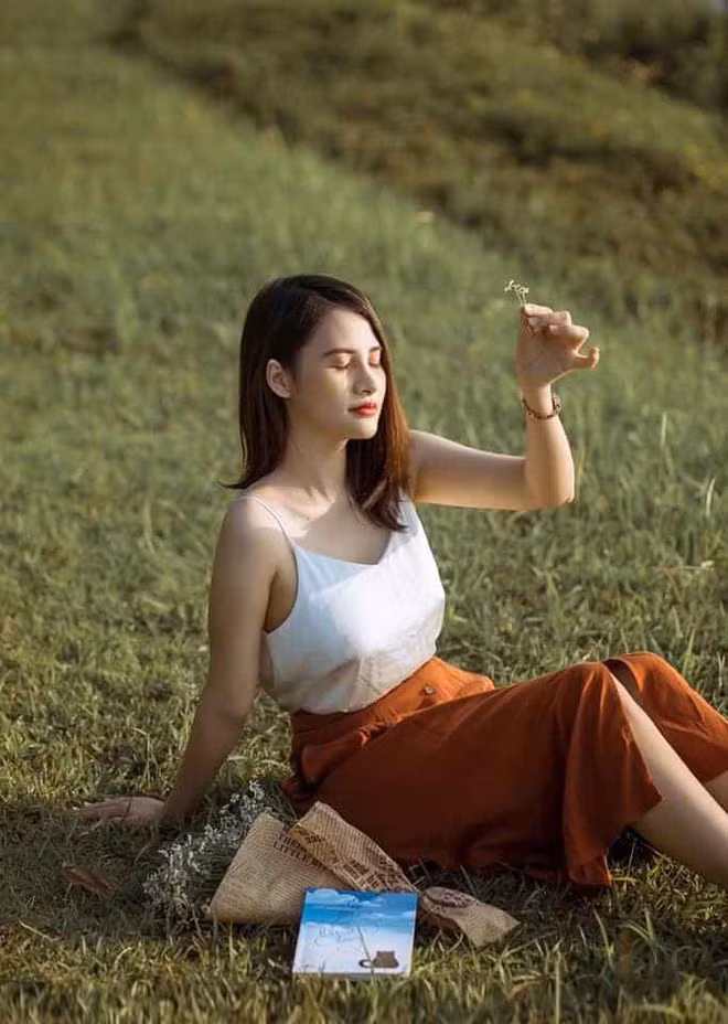 Rất nhiều cư dân mạng sau khi chiêm ngưỡng những bức ảnh đã nhanh chóng tìm ra nick facebook của nữ giảng viên Thùy Linh.