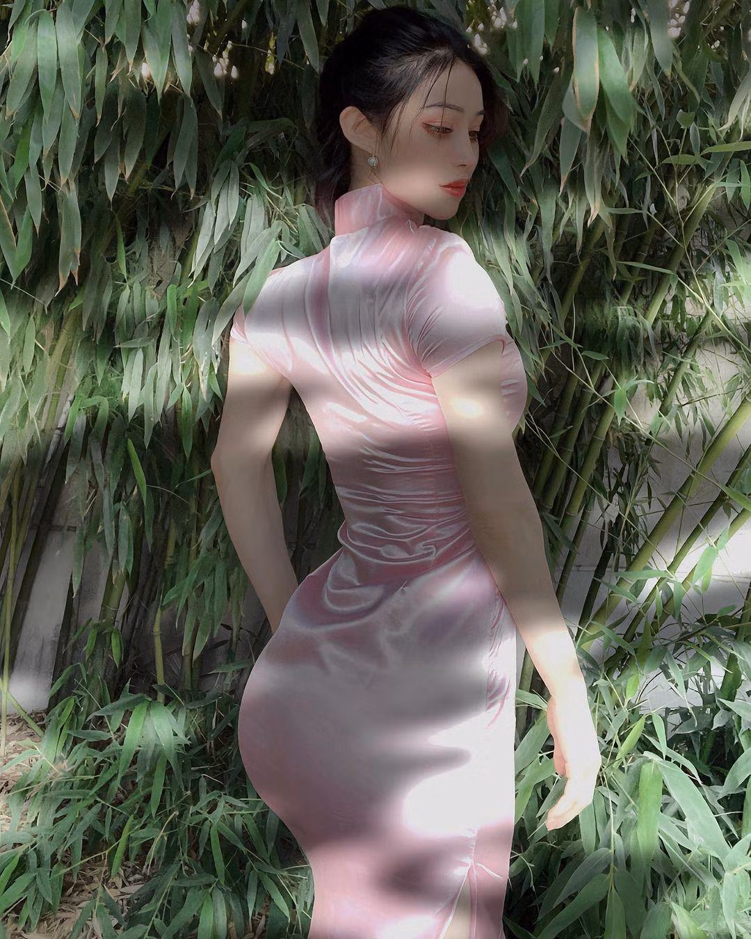 Sở hữu cơ bắp rắn như đá tảng, song Viên Hợp Vinh lại ưa chuộng những dáng váy ôm sát body, chân váy ngắn.