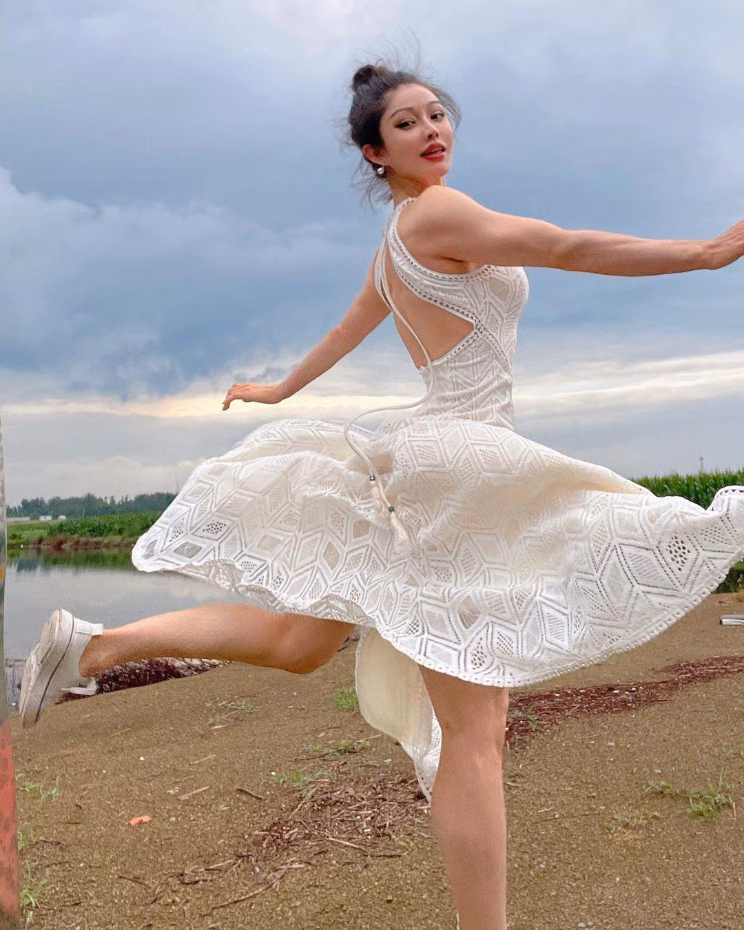 "Xinh quá", "Body nổi bật luôn đó", "Dáng đô con nhưng khi mặc váy vào lại trông rất mềm mại nhé", "Đúng kiểu mặt thiên thần, body ác quỷ luôn đó",... là những bình luận của dân mạng dưới bài đăng của Viên Hợp Vinh.